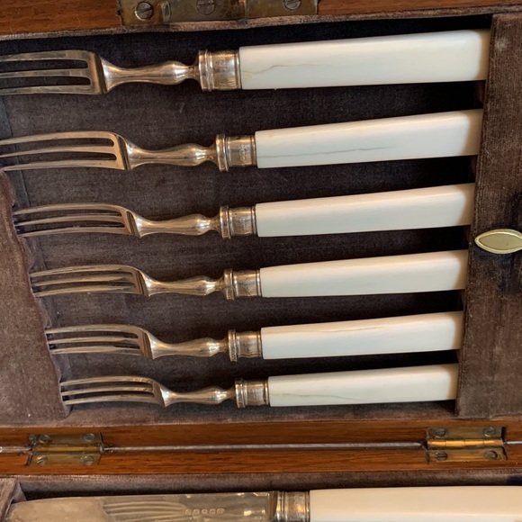 12 piece vintage Fruit or Fish and Knife set - Picture 4 of 7